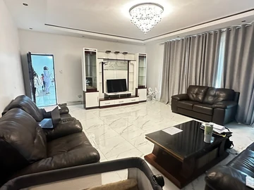 5 Bedroom House