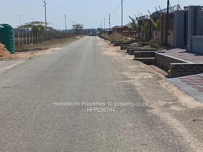 Mabvazuva 675sqm corner stand for sale