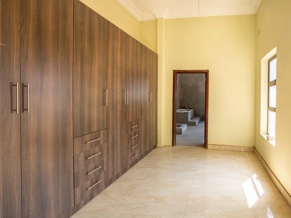 6 Bedroom House