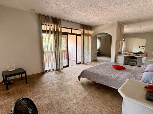 6 Bedroom House
