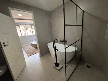 3 Bedroom Flat & Apartment