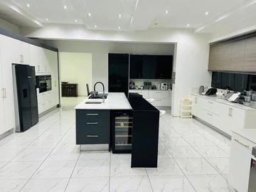 6 Bedroom House
