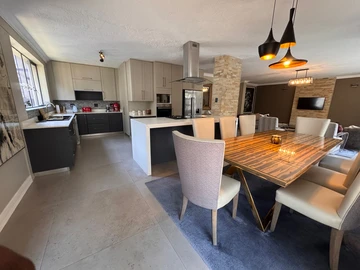 3 Bedroom Flat & Apartment