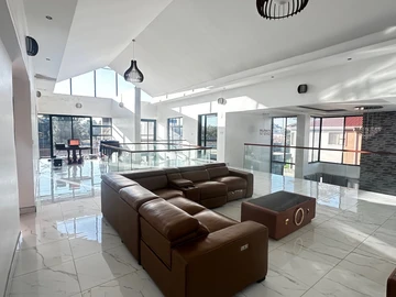 5 Bedroom House